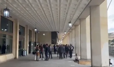 Personas evacuando edificio del Congreso.