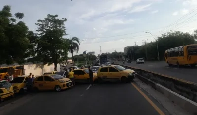 El bloqueo de los taxistas a la altura de Transmecar, en la vía Oriental.