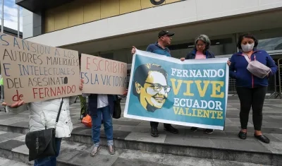 Familiares y amigos del asesinado candidato presidencial ecuatoriano Fernando Villavicencio.