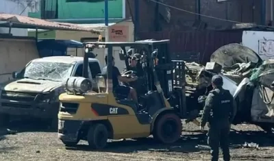 Personal remueve el vehículo con explosivos accionados en Taminango, Nariño