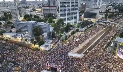 Decenas de manifestantes en la Plaza de Tel Aviv