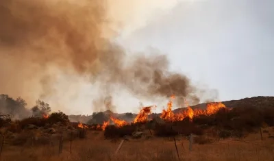 Terreno en llamas en California.
