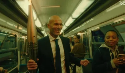 Zidane en el video con la antorcha en el metro de París.