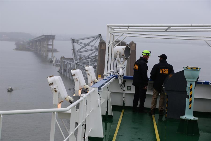 Investigadores de la NTSB en el puente del buque de carga Dali, en Baltimore