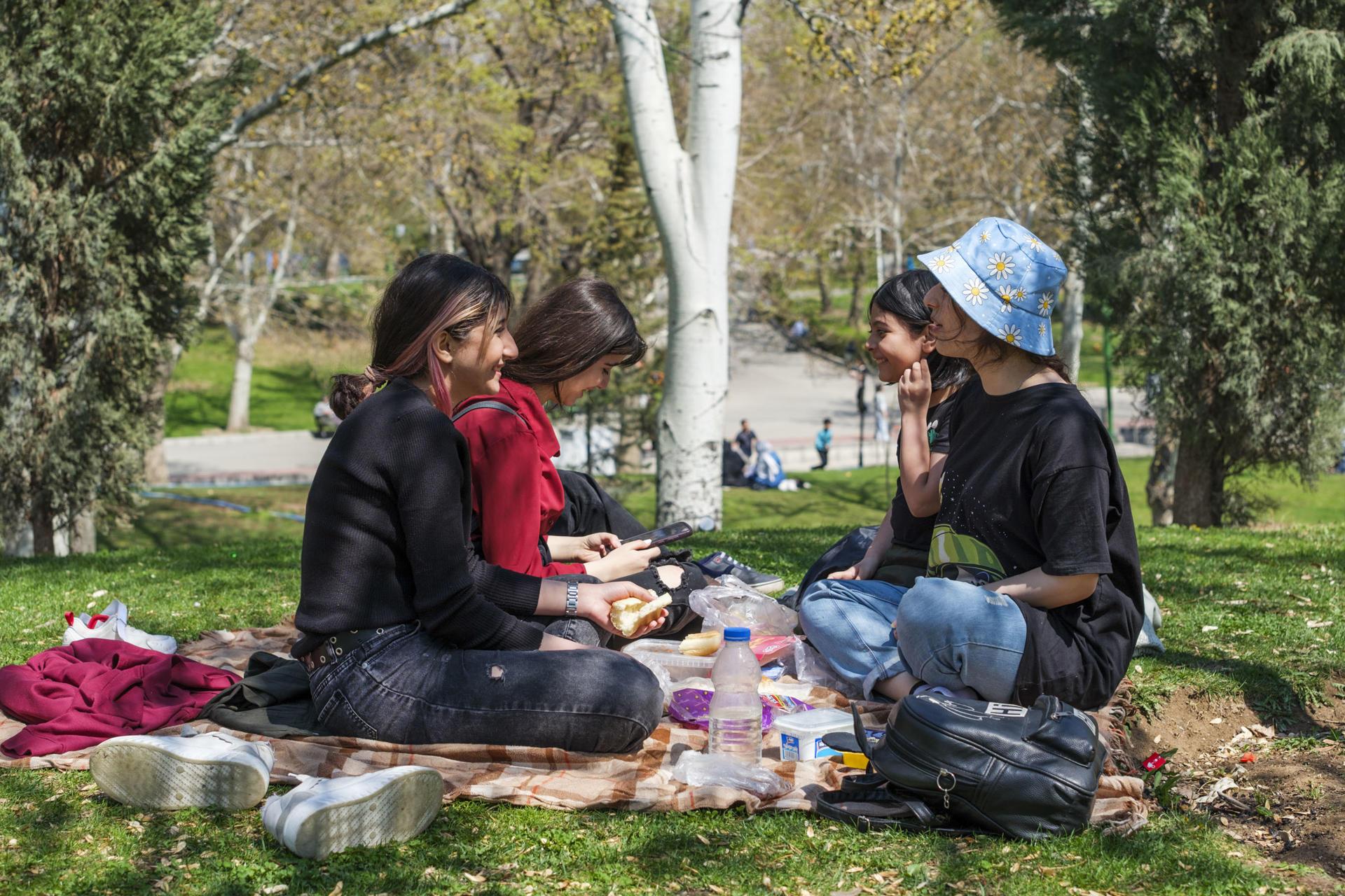 Jóvenes en la celebración del Día de la Naturaleza en parque Mellat de Teherán