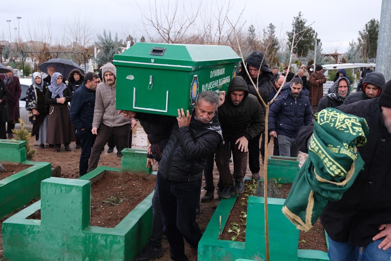 Funeral por las víctimas de un terremoto en Diyarbakir, Turquía.