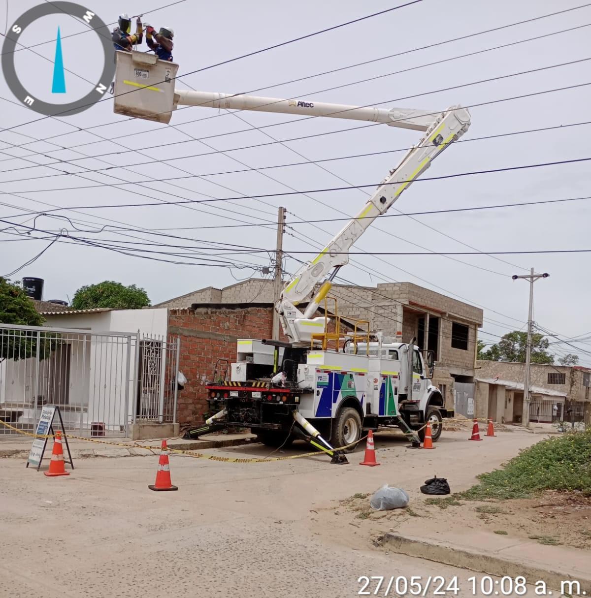 Personal de Air-e trabajando en Riohacha