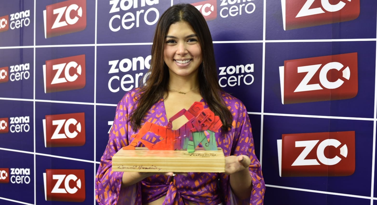 Valeria Charris con el reconocimiento que entregó al equipo de periodistas de Zona Cero.